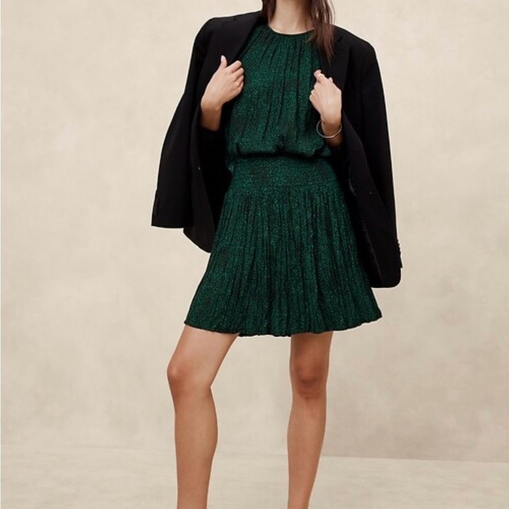 Banana Republic Pleated Mini Skirt Green & Black Print Size 2